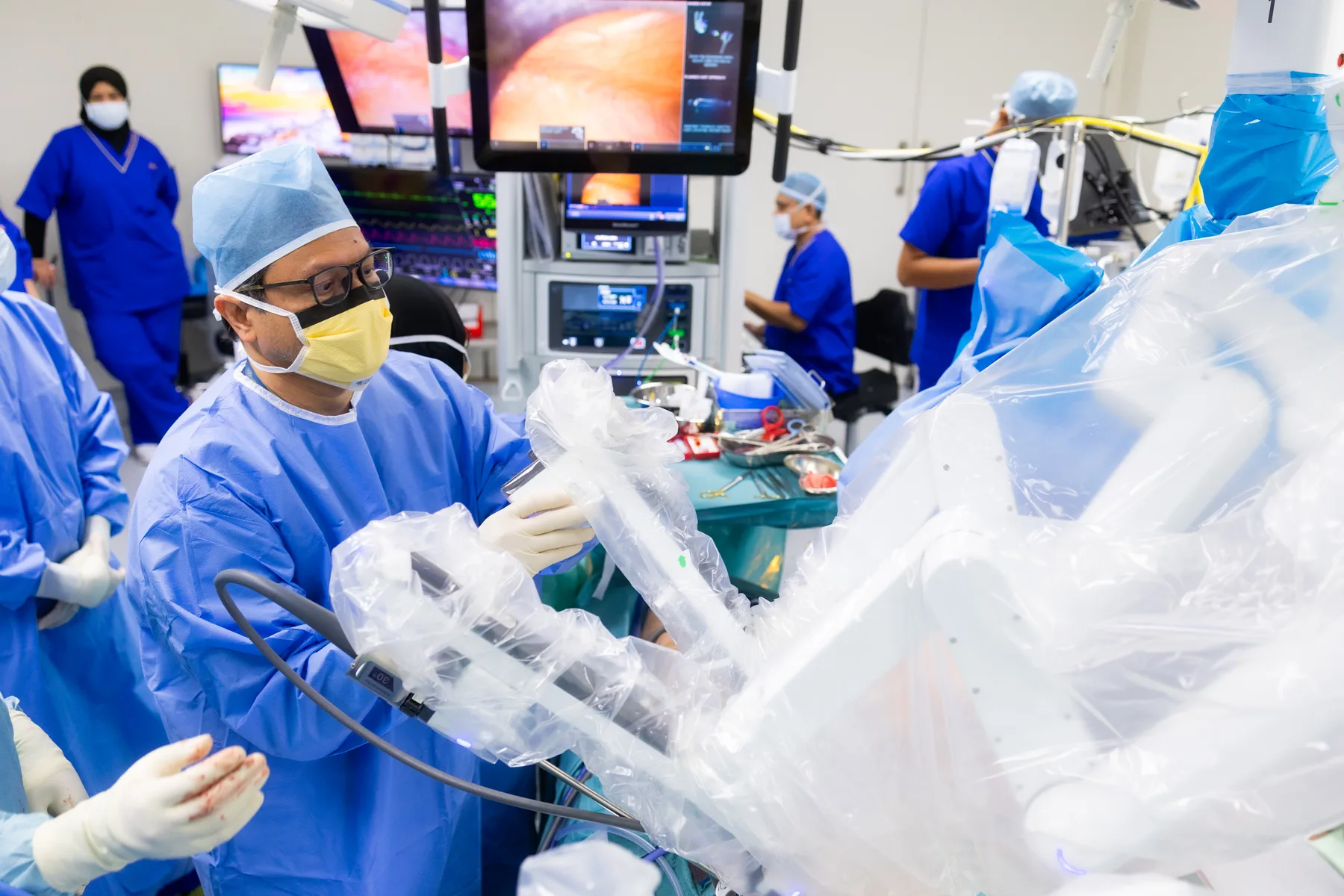 Prof. Dr. Shahrul Amry Hashim performing robotic cardiac surgery with the Da Vinci system at KPJ DSH2